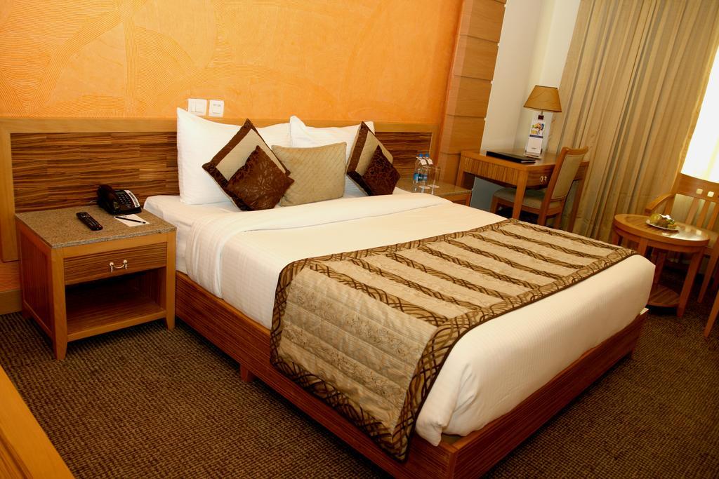 Hotel Saffron Kiran Noida Exterior foto