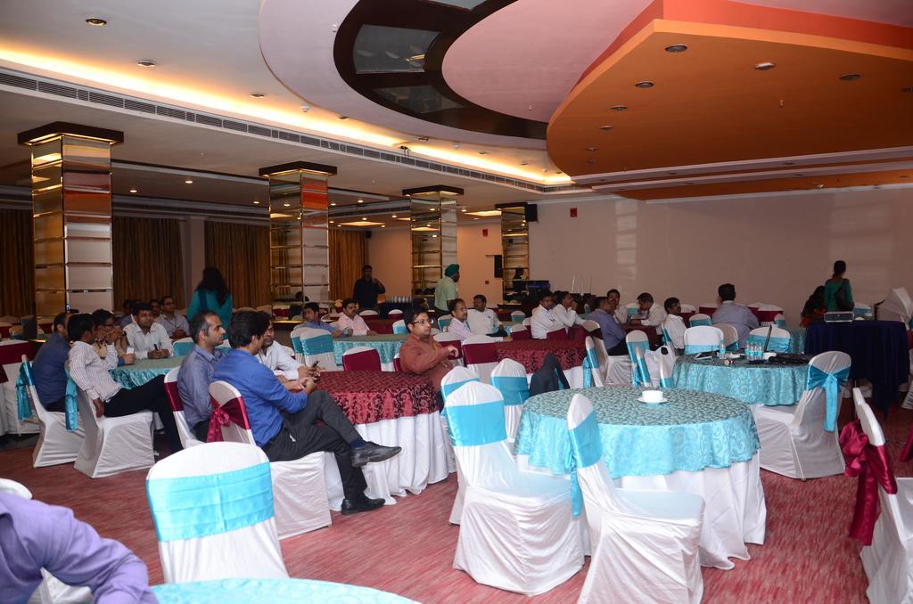 Hotel Saffron Kiran Noida Exterior foto